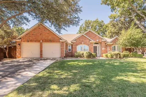 2709 Cobblestone Dr, Grapevine, TX 76051