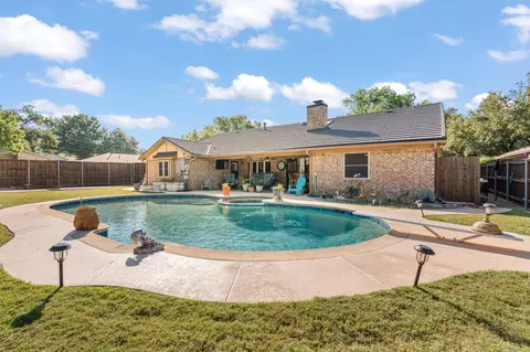 124 Jeannie Ct, Hurst, TX 76054