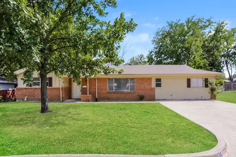 5113 Bob Dr, North Richland Hills, TX 76180