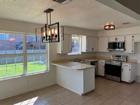 402 Emerson Dr, Euless, TX 76039