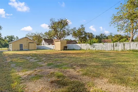 Exterior - 1815 Maple Ave, Waco, TX 76707 photo 3 of 4