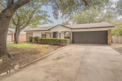 902 Smokey Ct, Arlington, TX 76014