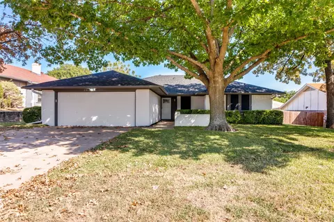 216 Meadowhill Dr, Benbrook, TX 76126