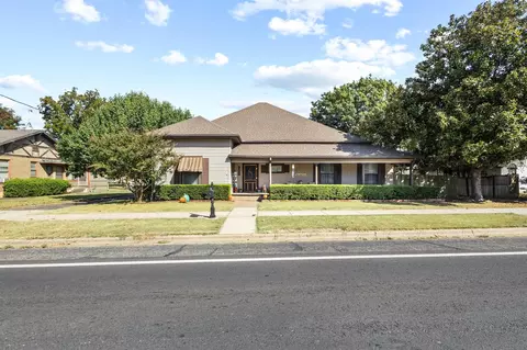 302 W Main St, Honey Grove, TX 75446
