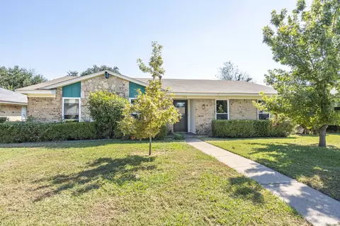 526 Grinnell Dr, Garland, TX 75043