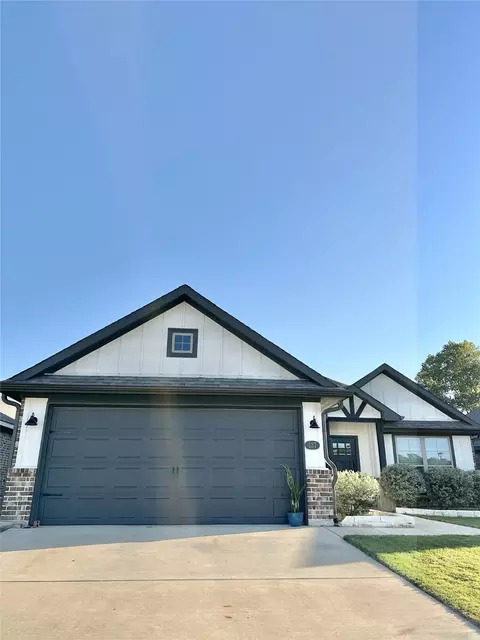 137 Maverick Ln, Pilot Point, TX 76258