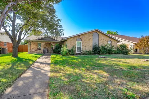 1317 River Oaks Dr, Flower Mound, TX 75028