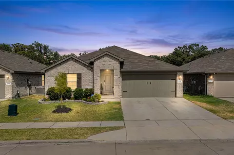228 Abingdon St, Azle, TX 76020