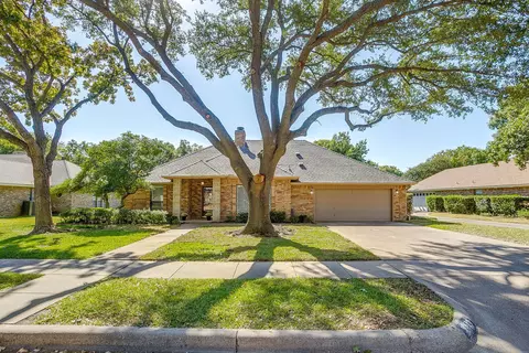 10149 Regent Row St, Benbrook, TX 76126