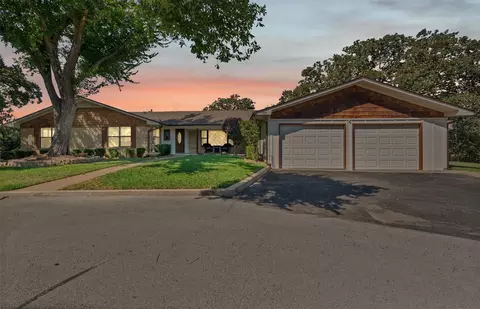 700 Wyche Ct, Burleson, TX 76028