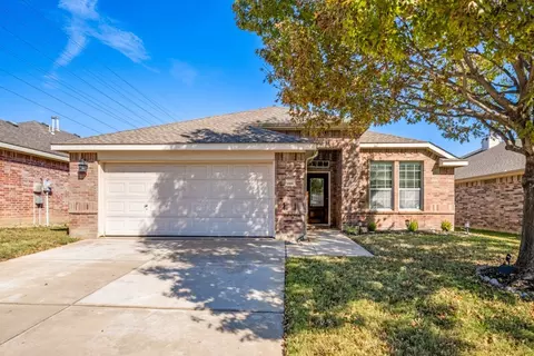 15516 Gatehouse Dr, Roanoke, TX 76262