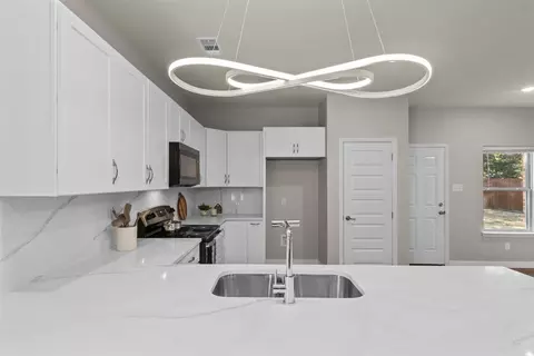 Kitchen - 1011 Maloma Ct, Tool, TX 75143 photo 1 of 4