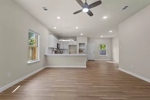 Living - 1011 Maloma Ct, Tool, TX 75143 photo 2 of 8
