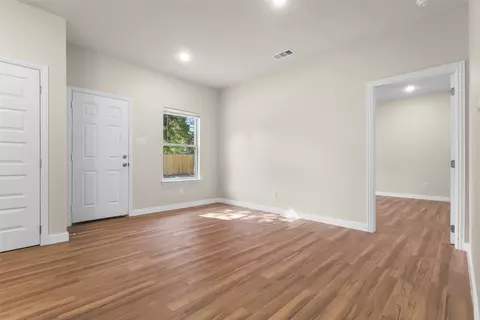 Living - 1011 Maloma Ct, Tool, TX 75143 photo 6 of 8