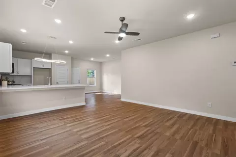 Living - 1011 Maloma Ct, Tool, TX 75143 photo 3 of 8