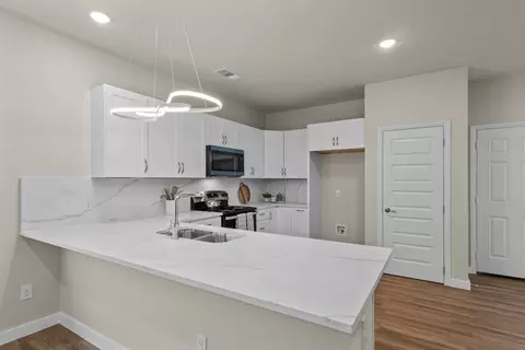 Kitchen - 1011 Maloma Ct, Tool, TX 75143 photo 2 of 4