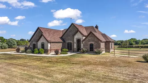 Exterior - 136 Spring Meadow Dr, Springtown, TX 76082 photo 2 of 3