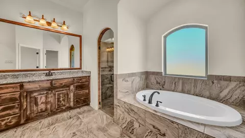 Bath - 136 Spring Meadow Dr, Springtown, TX 76082 photo 1 of 3