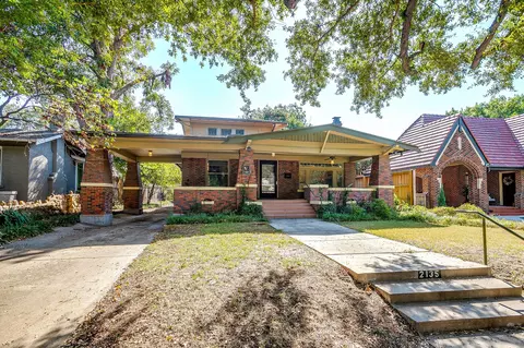 2135 Pembroke Dr, Fort Worth, TX 76110