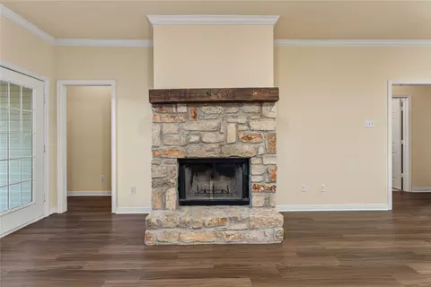 Living - 3005 Pinto Loop, Robinson, TX 76706 photo 4 of 8