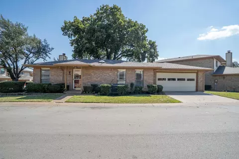 49 Morrow Dr, Bedford, TX 76021