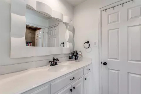 Bath - 9155 Calvert Rd, Lantana, TX 76226 photo 2 of 3