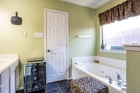 Bath - 928 Trinity Dr, Lancaster, TX 75146 photo 4 of 4