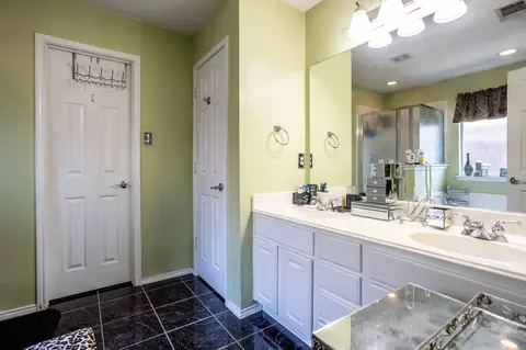 Bath - 928 Trinity Dr, Lancaster, TX 75146 photo 2 of 4