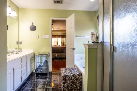 Bath - 928 Trinity Dr, Lancaster, TX 75146 photo 3 of 4