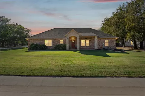 904 Janis St, Granbury, TX 76049