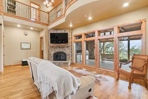 Living - 735 Gresham Ln, Jacksboro, TX 76458 photo 1 of 1