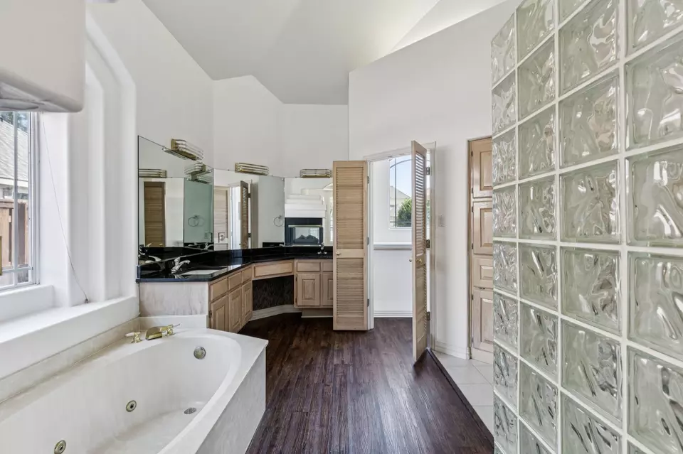 Bath - 6919 Marina Shores Ct, Arlington, TX 76016 photo 2 of 5