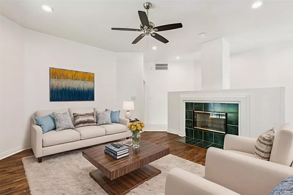 Living - 6919 Marina Shores Ct, Arlington, TX 76016 photo 6 of 10