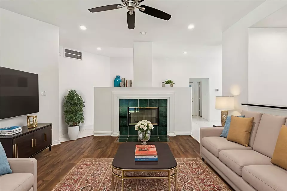 Living - 6919 Marina Shores Ct, Arlington, TX 76016 photo 7 of 10