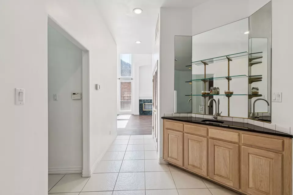 Entry Way - 6919 Marina Shores Ct, Arlington, TX 76016 photo 2 of 2