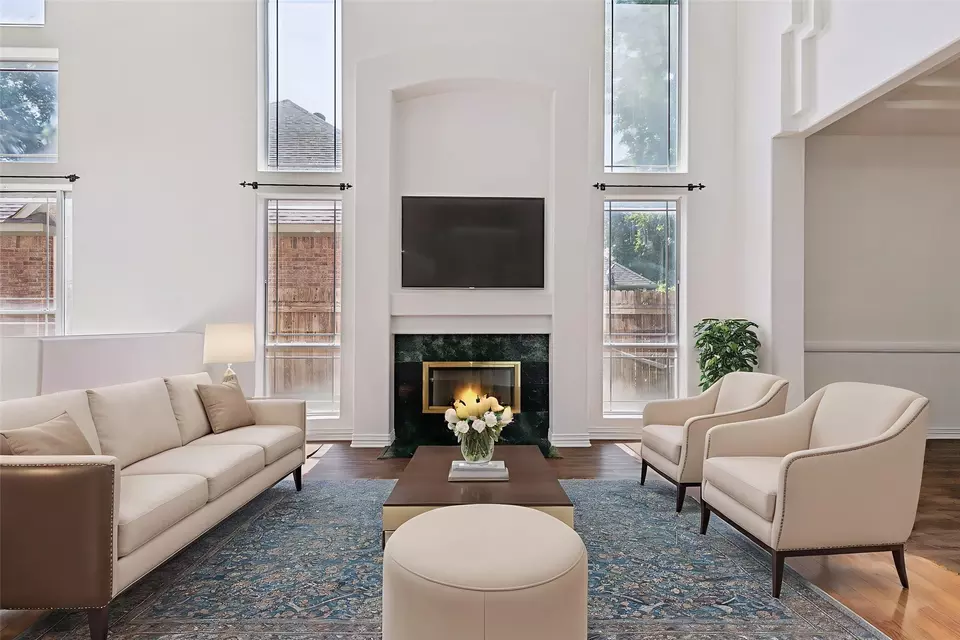 Living - 6919 Marina Shores Ct, Arlington, TX 76016 photo 2 of 10