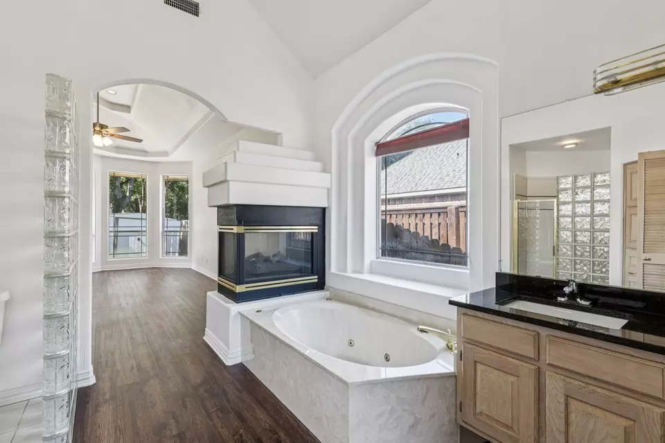 Bath - 6919 Marina Shores Ct, Arlington, TX 76016 photo 3 of 5