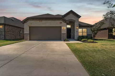 341 Saltmeadow Ln, Red Oak, TX 75154