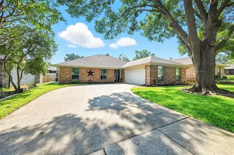 2707 Edinboro Dr, Arlington, TX 76012