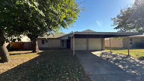 517 Fox Dr, Saginaw, TX 76179