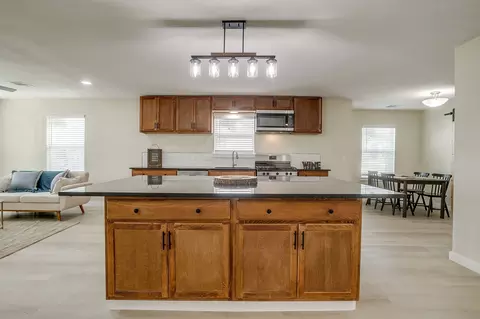 1320 Wayne St, Haltom City, TX 76117