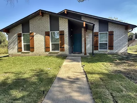 2922 Ashglen Dr, Garland, TX 75043