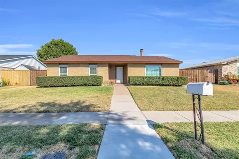 2106 Clark Trl, Grand Prairie, TX 75052