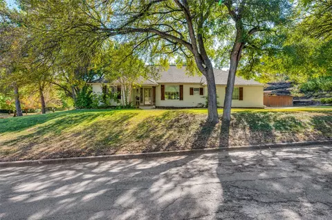 140 Willow Ridge Rd, Fort Worth, TX 76103