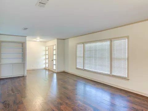 Living - 1100 Drew Ln, Minden, LA 71055 photo 3 of 4