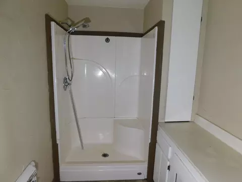Bath - 405 SE 8th St, Springhill, LA 71075 photo 1 of 2