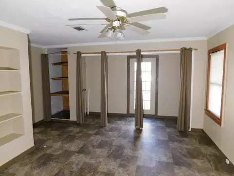 Living - 405 SE 8th St, Springhill, LA 71075 photo 6 of 6