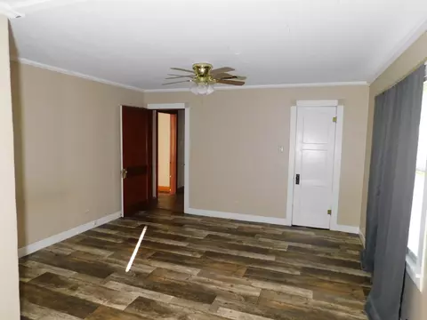 Living - 405 SE 8th St, Springhill, LA 71075 photo 4 of 6