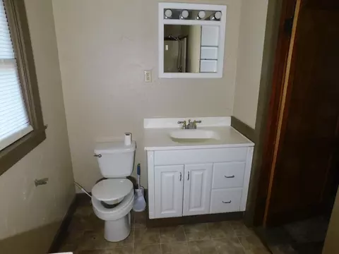 Bath - 405 SE 8th St, Springhill, LA 71075 photo 2 of 2