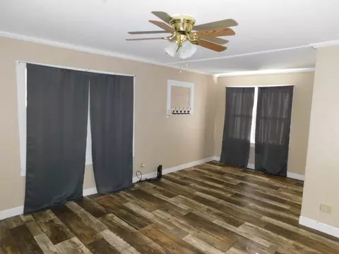 Living - 405 SE 8th St, Springhill, LA 71075 photo 3 of 6